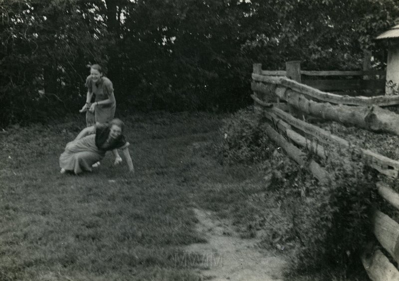 KKE 4964.jpg - Fot. W zagrodzie. Jadwiga Strumiłło z Haliną Centkiewicz, Miratycze, 1937 r.